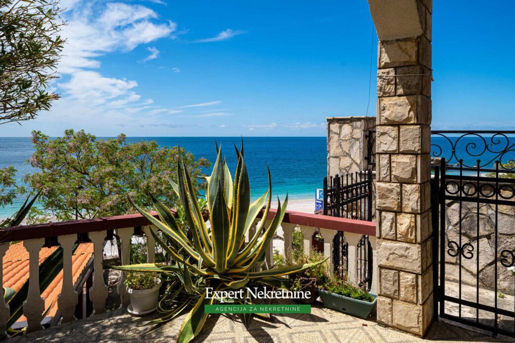 First line house for sale in Bar