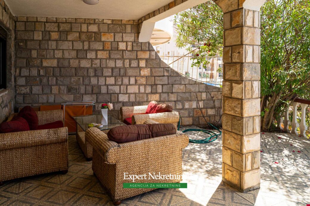 First line house for sale in Bar