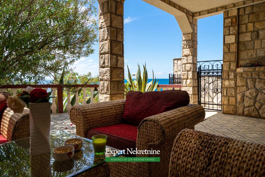 First line house for sale in Bar