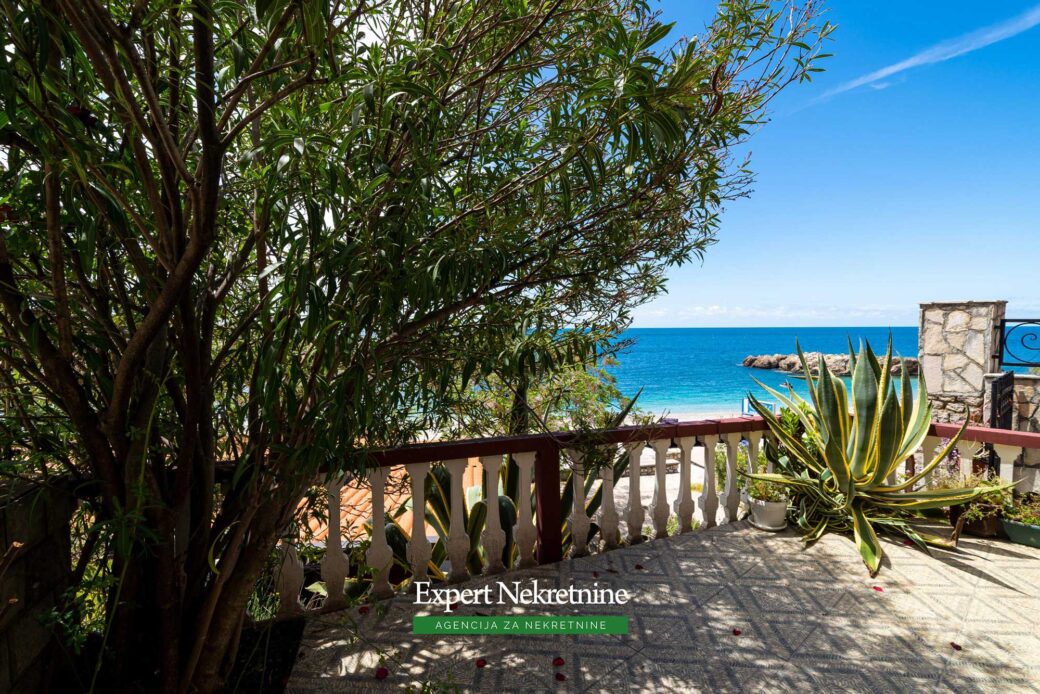First line house for sale in Bar