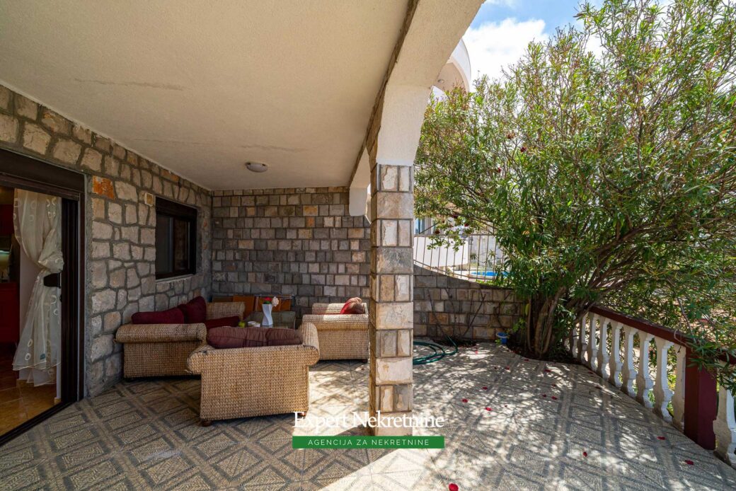 First line house for sale in Bar
