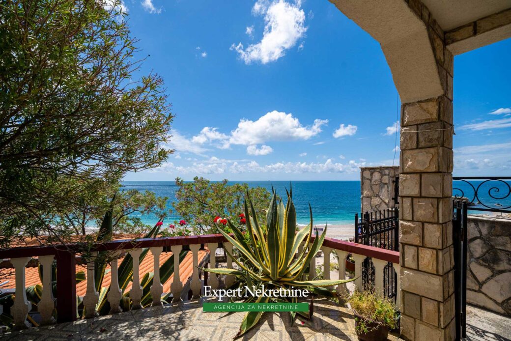 First line house for sale in Bar