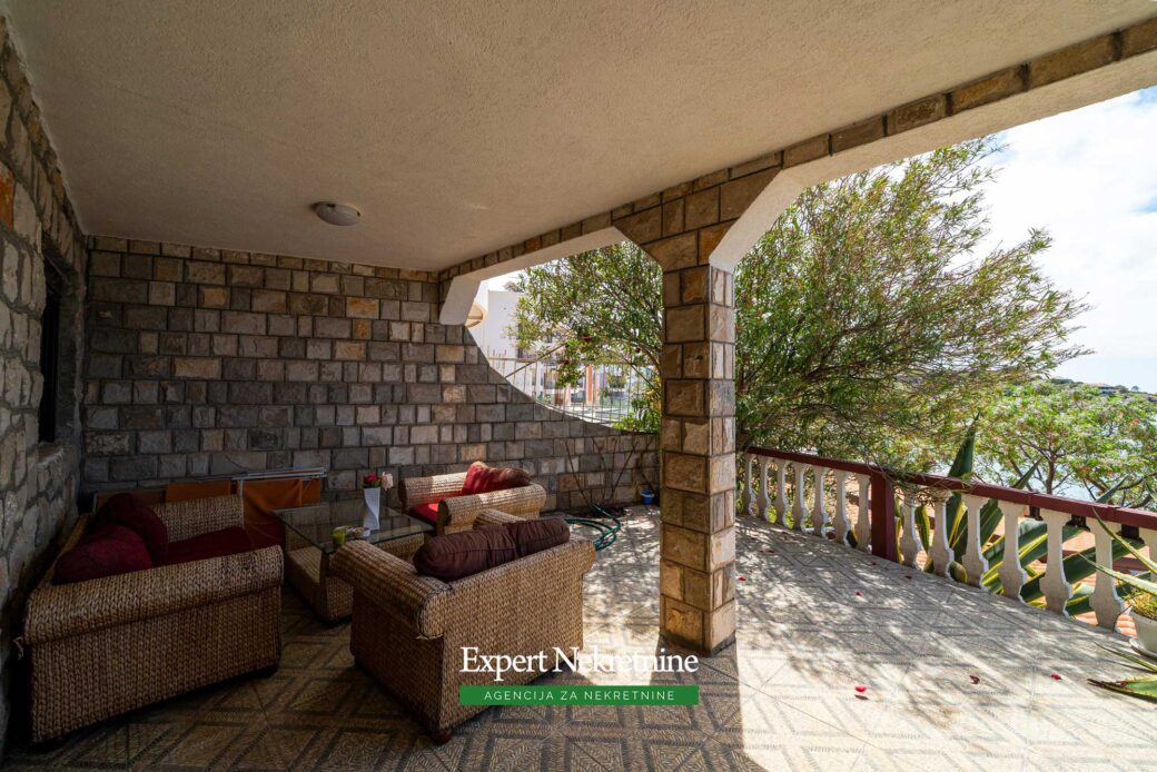 First line house for sale in Bar