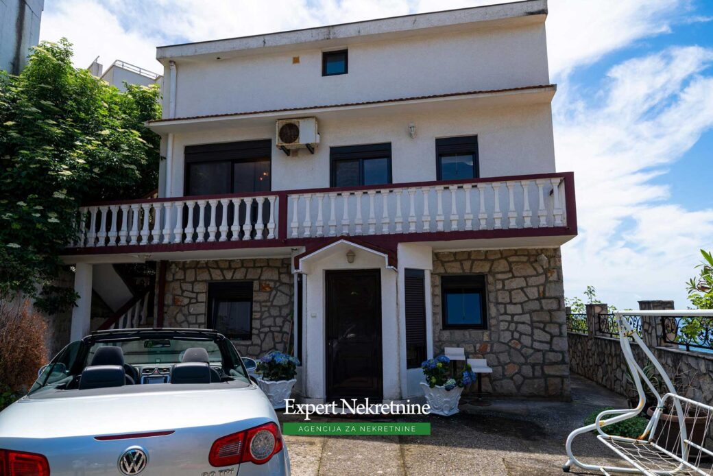 First line house for sale in Bar