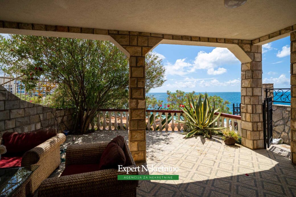 First line house for sale in Bar