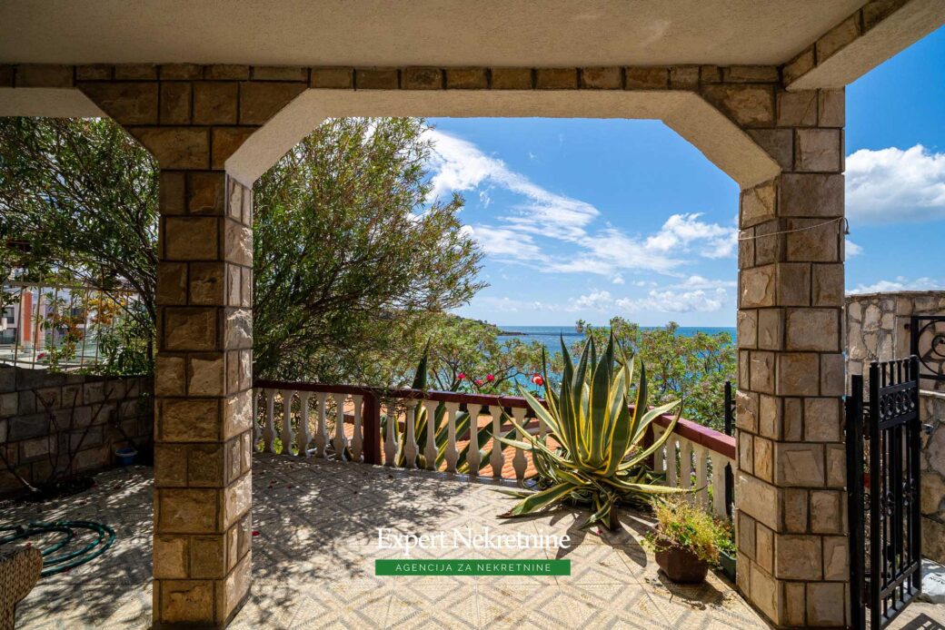 First line house for sale in Bar