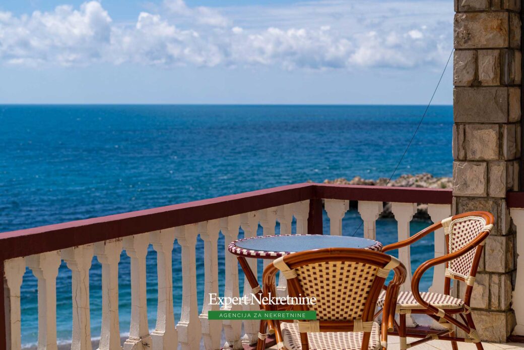 First line house for sale in Bar