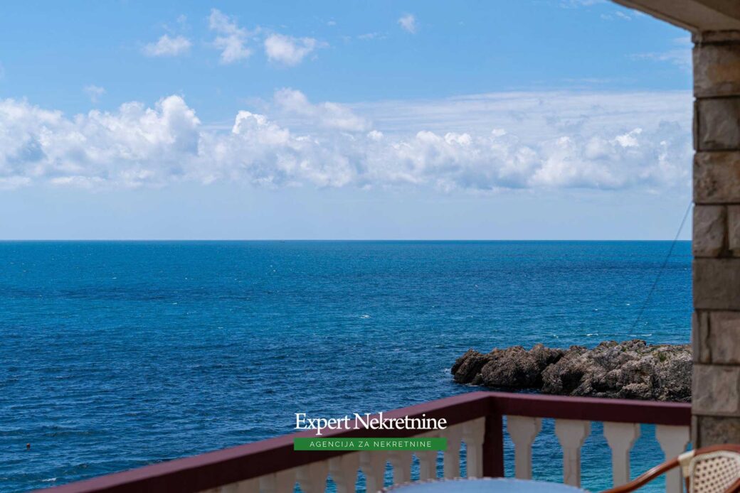First line house for sale in Bar