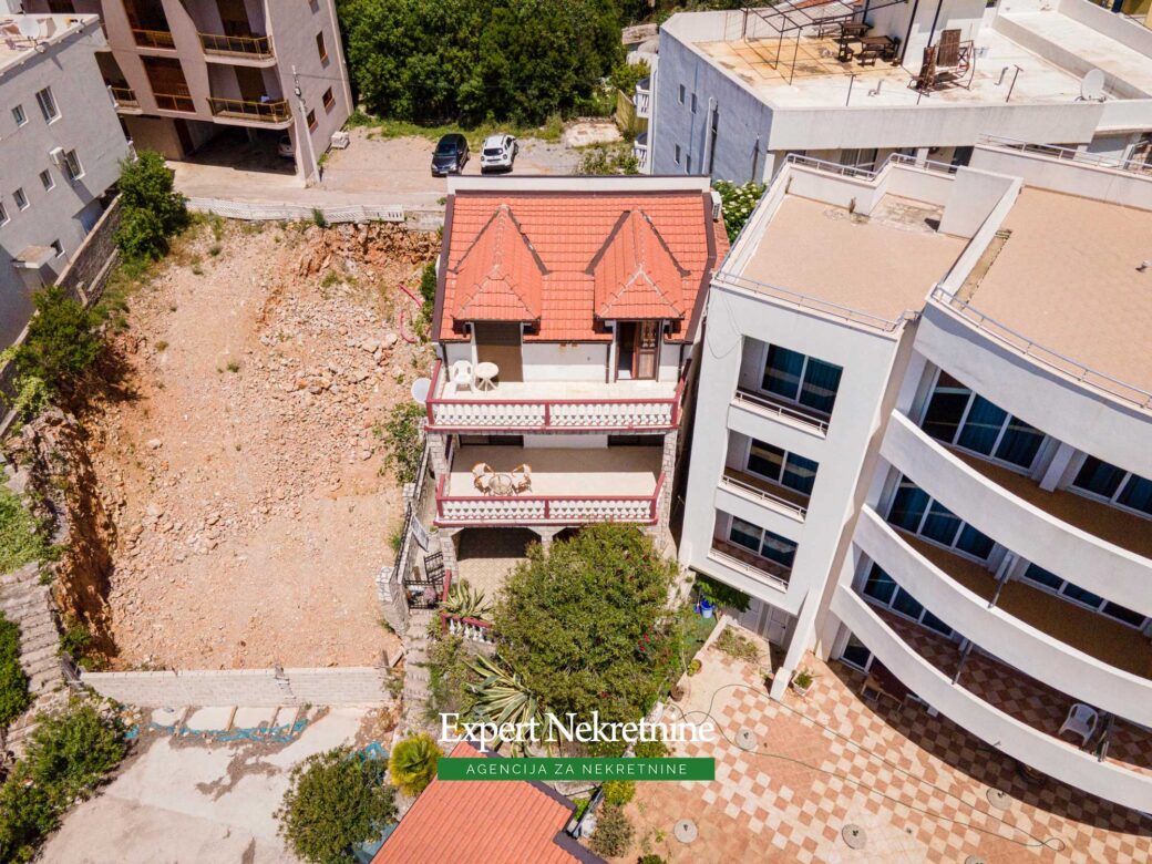 First line house for sale in Bar