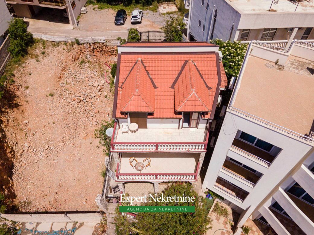 First line house for sale in Bar