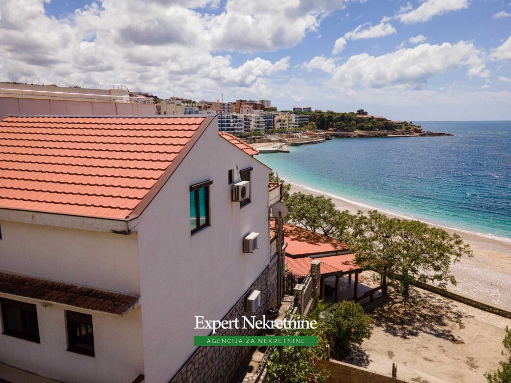 First line house for sale in Bar