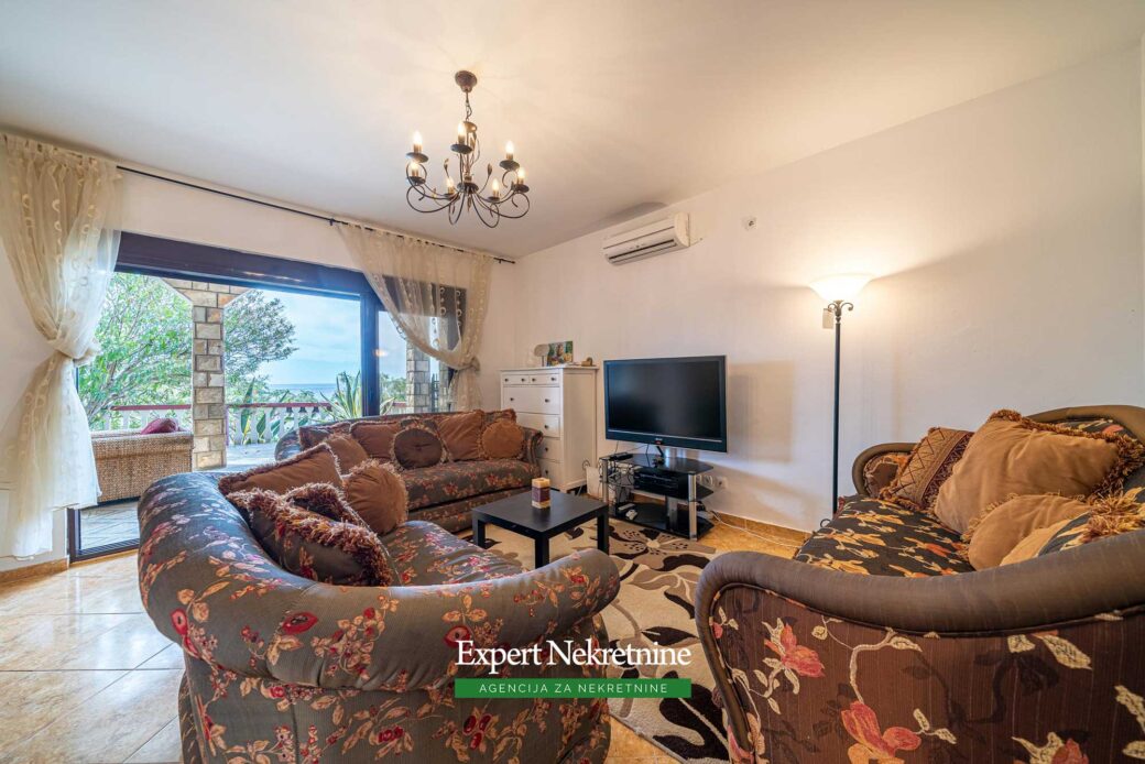 First line house for sale in Bar