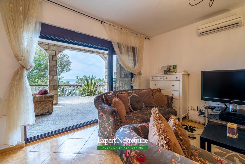 First line house for sale in Bar