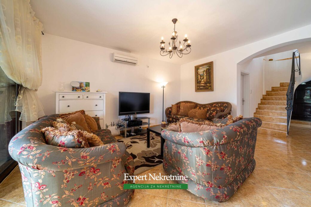 First line house for sale in Bar
