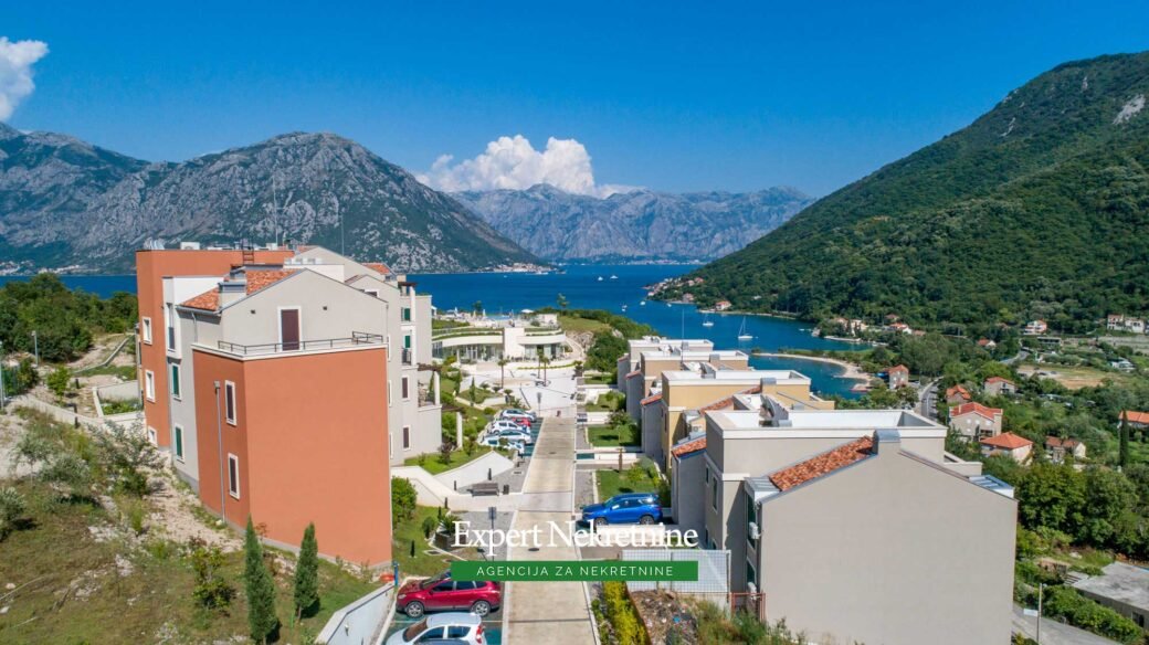 Prodaje se dvosoban stan sa bazenom u Kotorskom zalivu