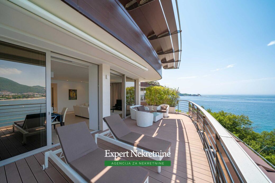 Luxury two bedroom apartment for sale in Dukley Gardens