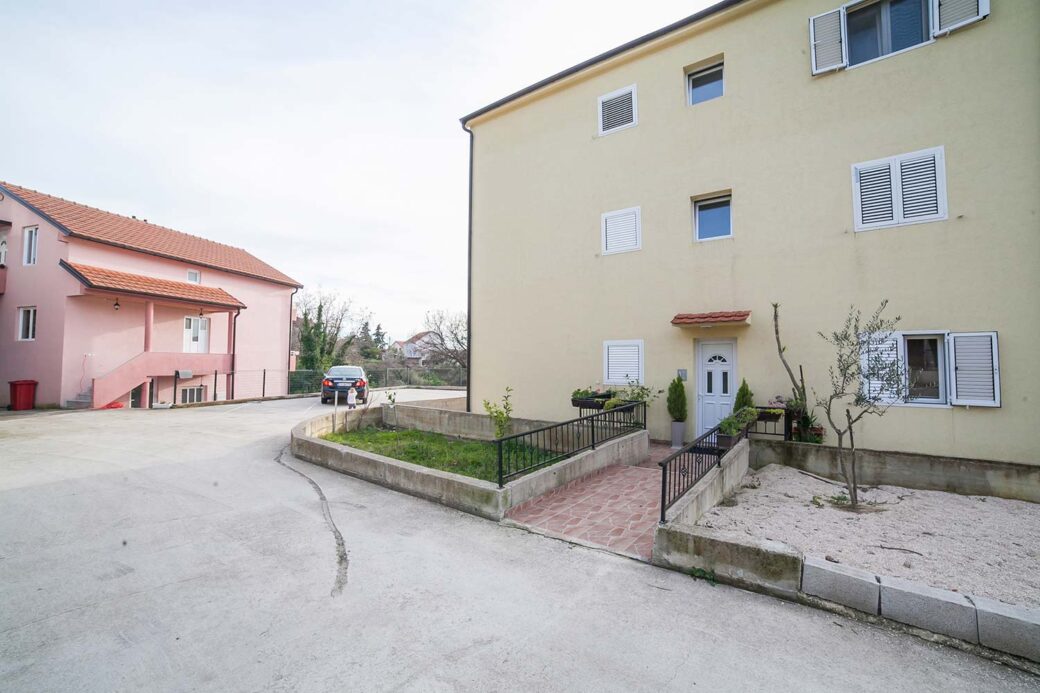 Prodaje se dvosoban apartman u Tivtu