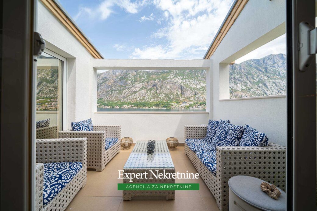 House with swimming pool for sale in Kotor Bay