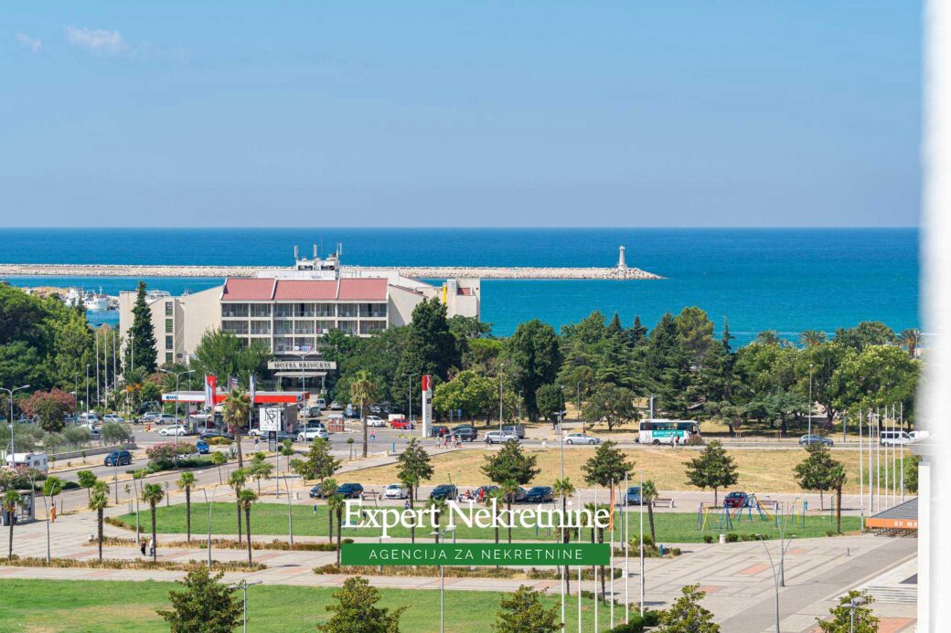 Prodaje se apartman u Baru