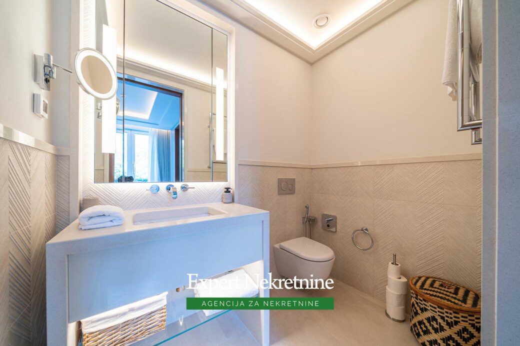 Prodaje se luksuzni apartman u Porto Montenegro