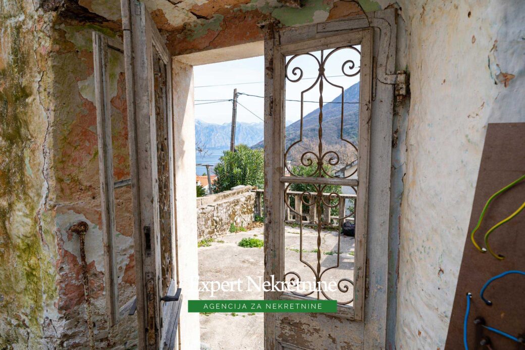 Old stone house for sale in Bay of Kotor