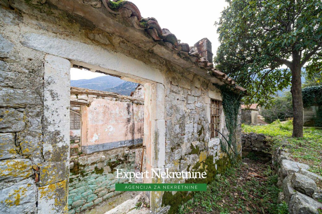 Old stone house for sale in Bay of Kotor