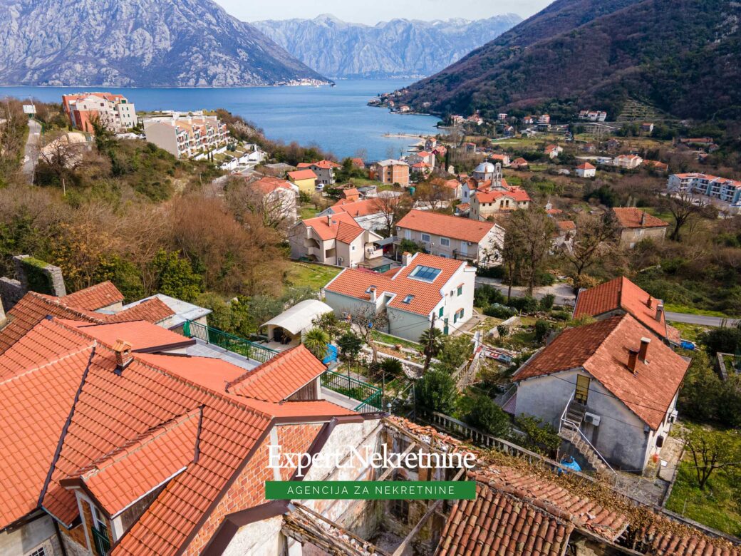 Old stone house for sale in Bay of Kotor