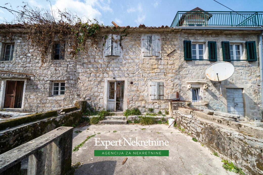 Old stone house for sale in Bay of Kotor