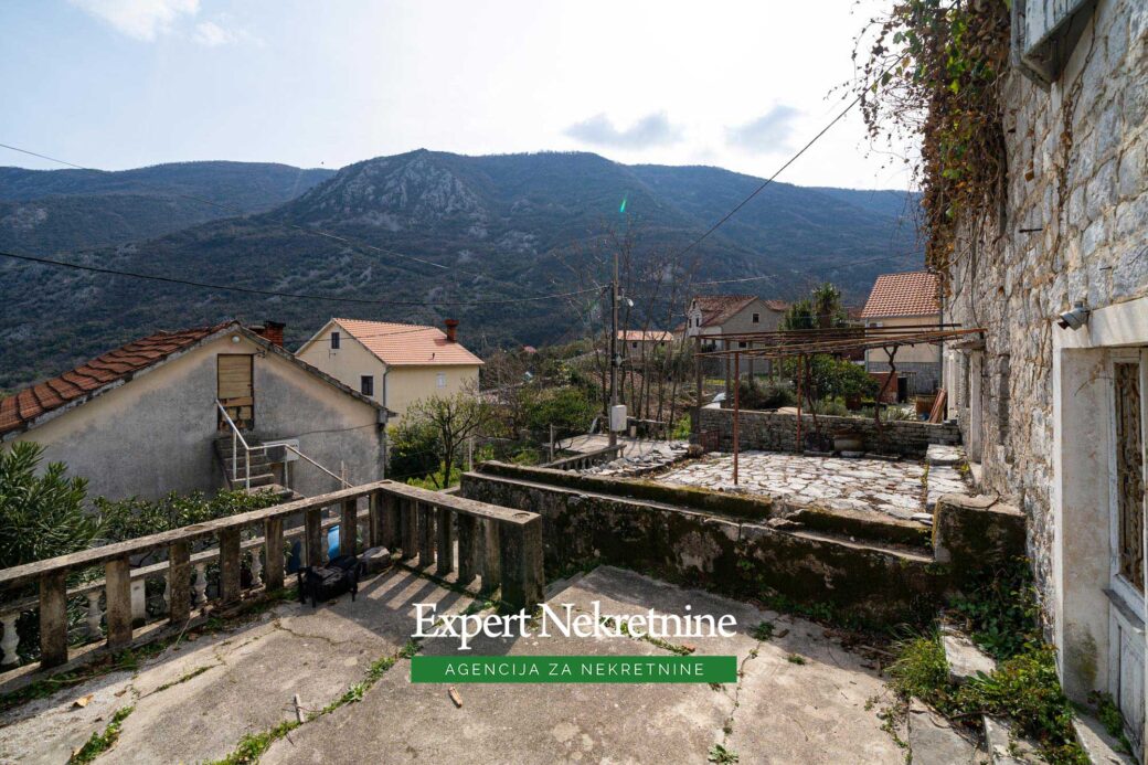 Old stone house for sale in Bay of Kotor