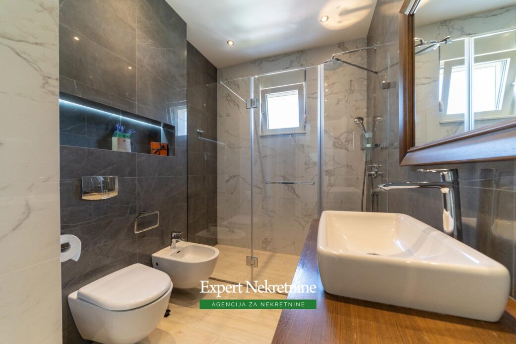 Prodaje se apartman u Budvi