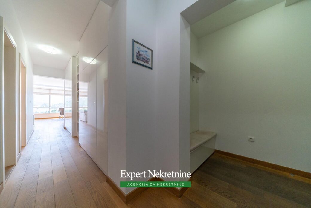 Prodaje se apartman u Budvi