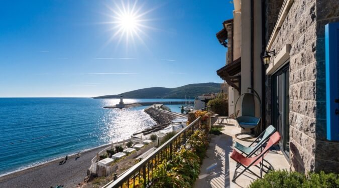 pogled na svetionik i otvoreno more sa terase trosobnog stana u lustici bay