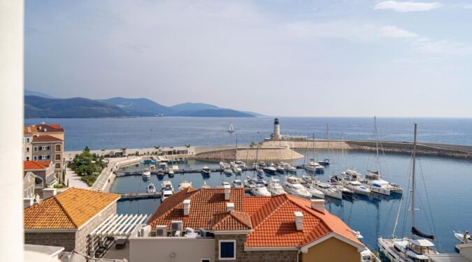 lustica bay prva linija i marina