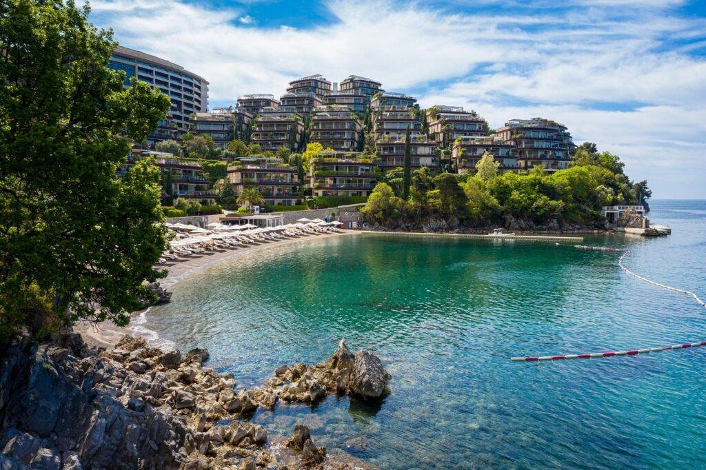 The Dukley Gardens complex, photographed from the seaside promenade, showcases the sea, one of its three beaches, and the façades of several villas.