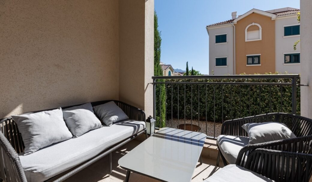 tivat-lustica-bay-centrale-apartment-50-sqm-courtyard-23-sqm-montenegro-for-sale-A-02986 (15)