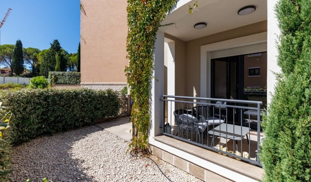 tivat-lustica-bay-centrale-apartment-50-sqm-courtyard-23-sqm-montenegro-for-sale-A-02986 (6)