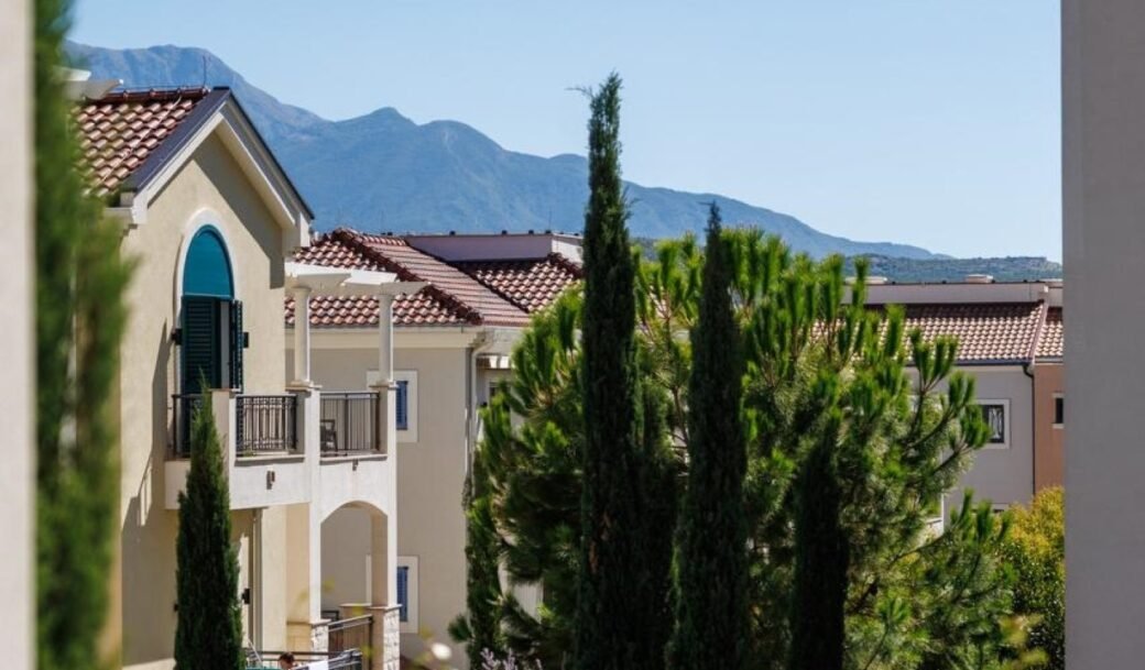 tivat-lustica-bay-centrale-apartment-courtyard-montenegro-for-sale-A-02986 (7)