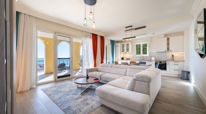 siri pogled na dnevnu sobu sa trpezarijom, kuhinjom i izlaskom na prostranu terasu