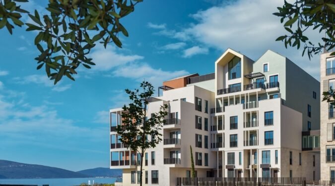 fasada zgrade siro u okviru boka place, porto montenegro