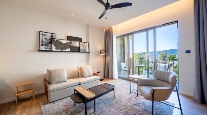 svetao dnevni boravak sa pogledom na naselje porto montenegro i planine