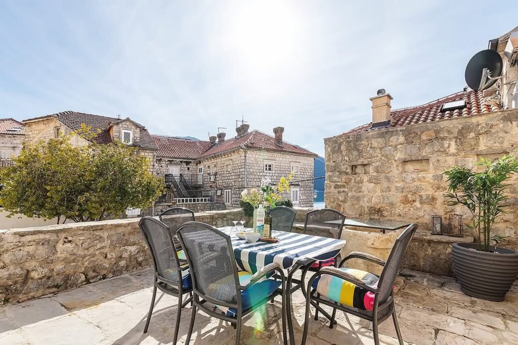 townhouse-perast-second-line-sea-5