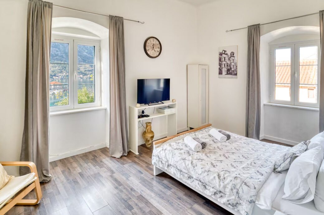 seafront-view-kotor-old-town-apartment-10