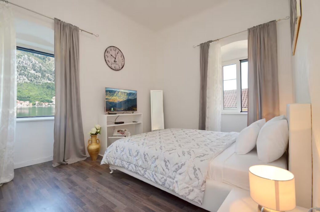 seafront-view-kotor-old-town-apartment-11