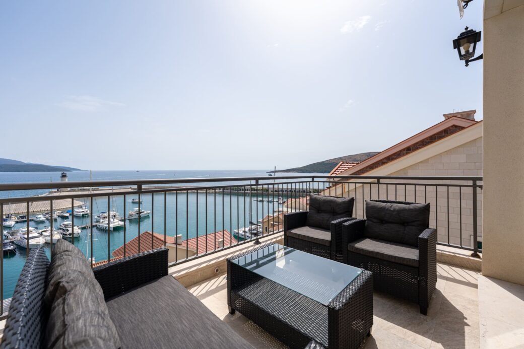 Lustica 3 bed 12